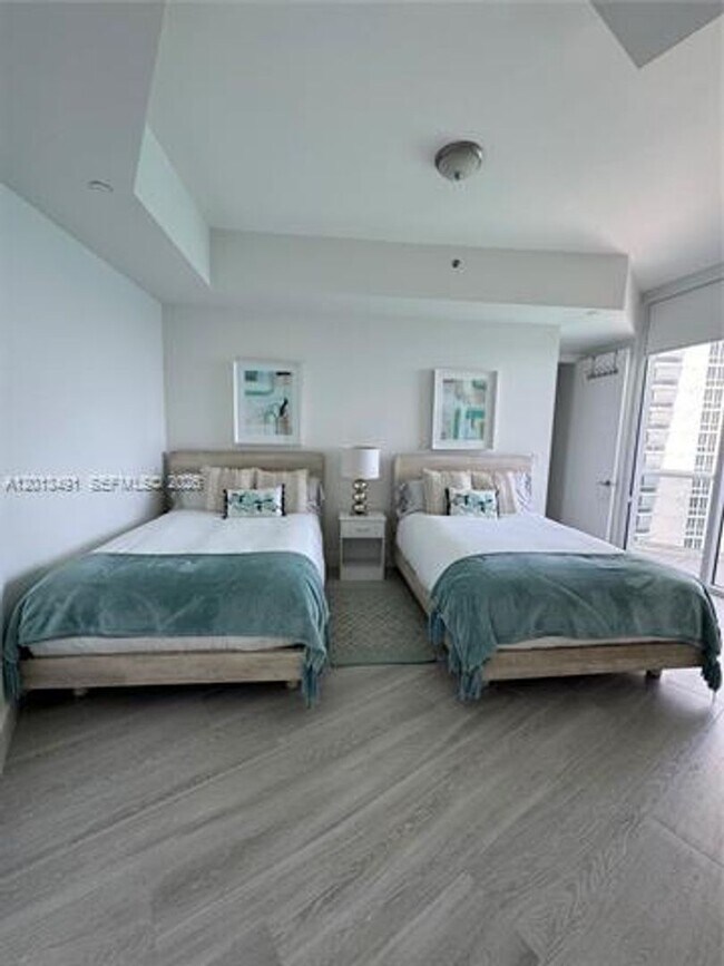 Building Photo - 15811 Collins Ave