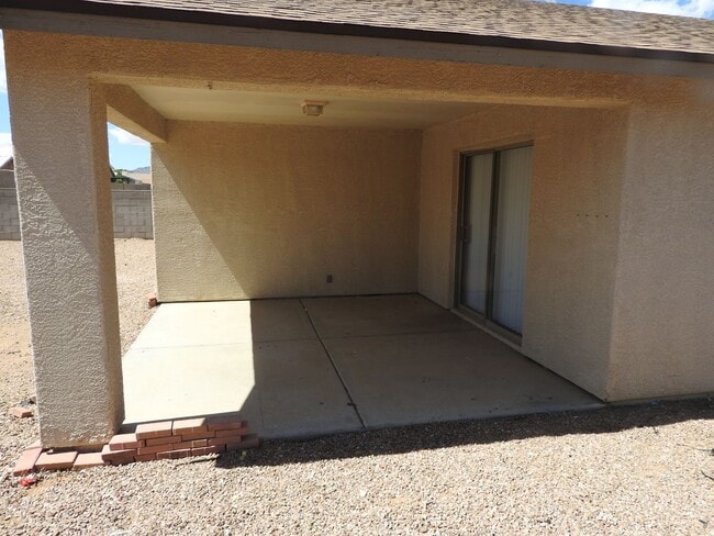 Building Photo - 3 Bedroom with large yard