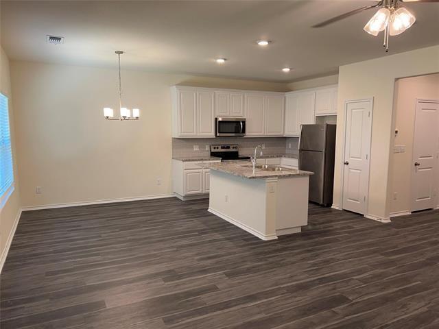 Building Photo - 716 E 5th St