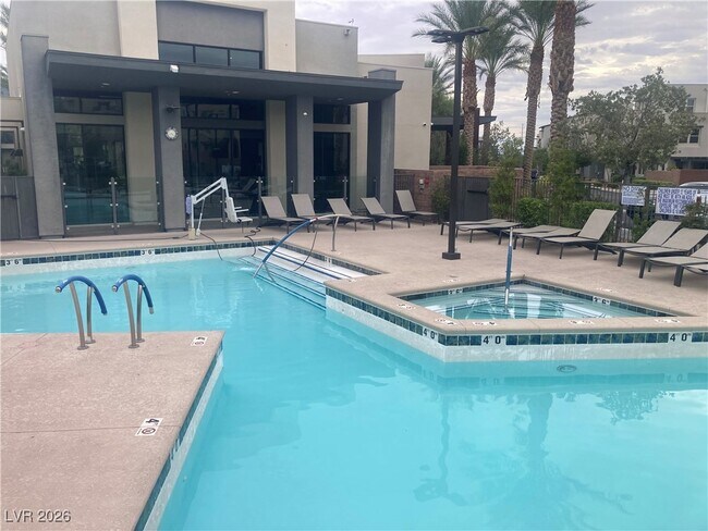 Building Photo - 1247 Rock Hls St