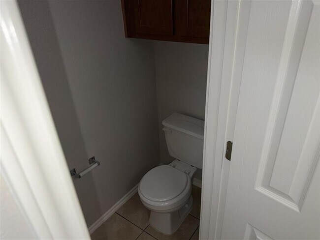 Building Photo - Large 4 bedroom / 2.5 bathroom home in Alamo Ranch