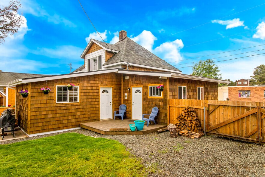 Porch and entry - 910 N. Pacific Hwy