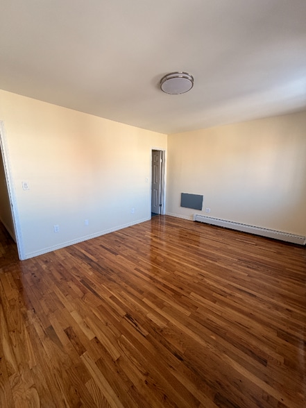 Building Photo - 1039 E 223rd St