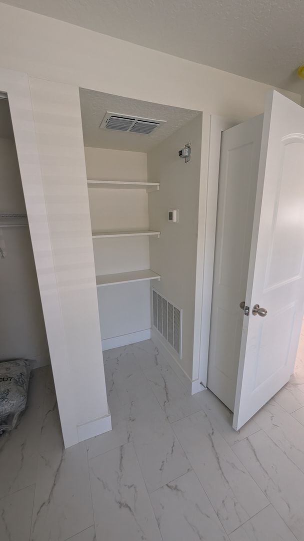 Building Photo - One bedroom one bath Adjacent apartment with private entrance.