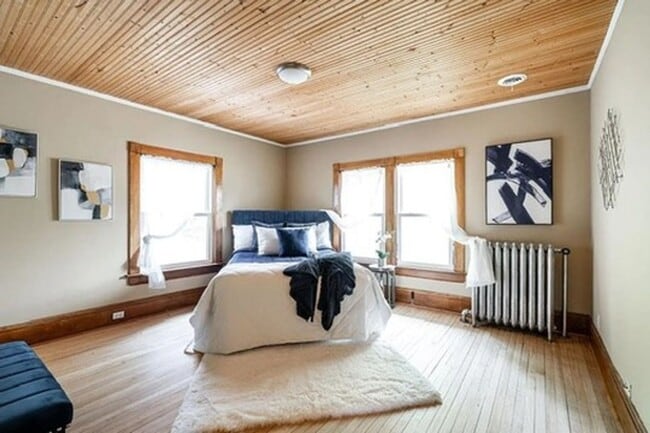 Building Photo - Amazing 5-Bedroom, 2.5 Bathroom Updated Ho...