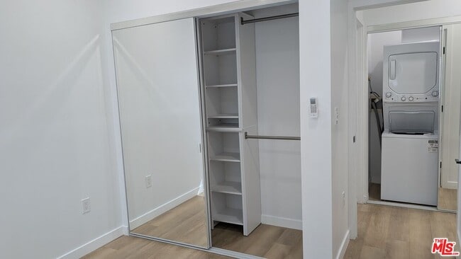 Building Photo - 1259 Devon Ave