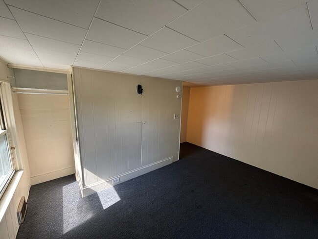 Building Photo - JC Single Family Home in Convenient Locale