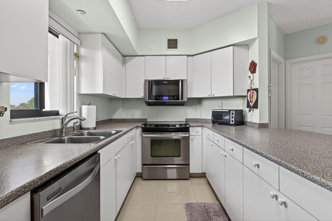 Building Photo - 2105 Lavers Cir