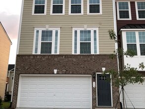 Building Photo - Stunning 3BD, 2.5BA End Unit Durham Townho...