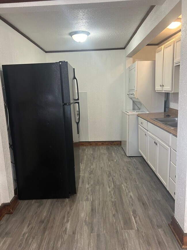 Building Photo - Updated 2 Bed 1 Bath House!!