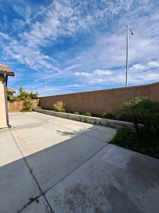 Building Photo - Beautiful 4 Bedroom Home In Clovis!