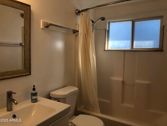 Building Photo - 2025 S Granada Dr