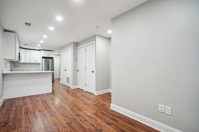 Building Photo - Available Now! 2 Bed 1 Bath Near Howard!