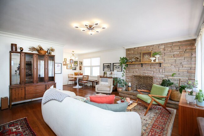 Building Photo - Adorable 3 bedroom ranch with fenced yard!