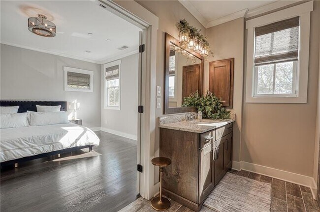 Building Photo - 984 Memorial Walk SE