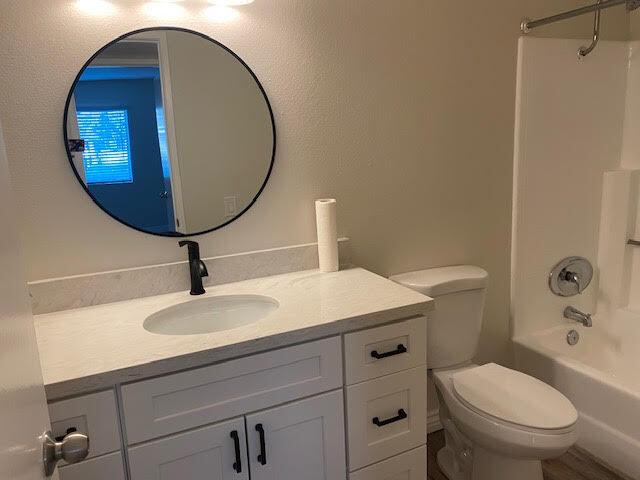 Hall Bath - 19121 Parkland St