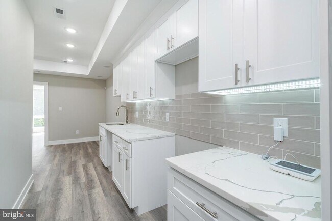 Building Photo - 103 E Duval St