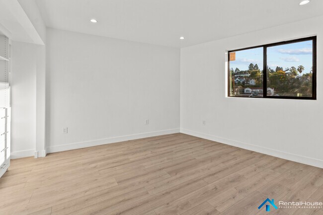 Building Photo - 3005 La Paz Dr