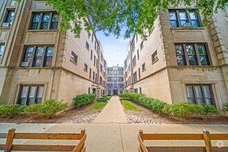 Building Photo - 635 W Roscoe St