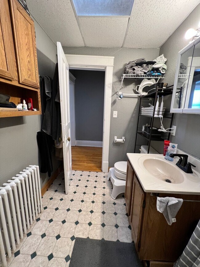 Building Photo - 922 E 5th St