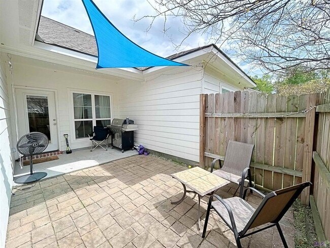 Building Photo - 2 Bedroom Townhome Near LSU| Gated Community