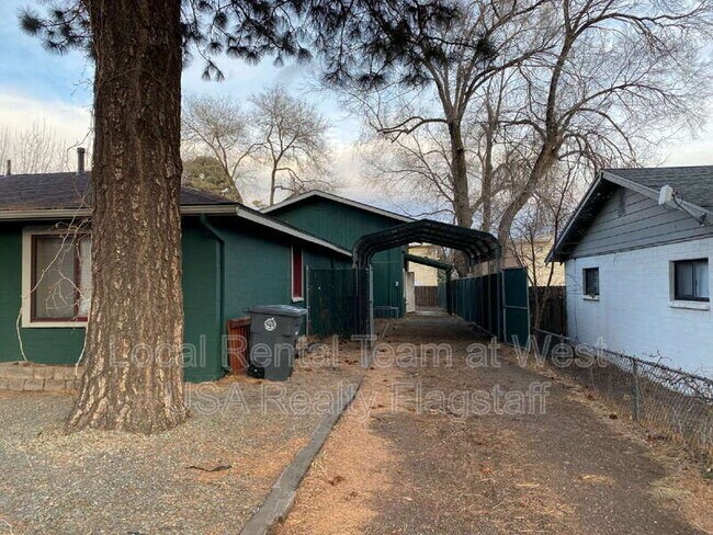 Building Photo - 3018 N Loma Vista Dr