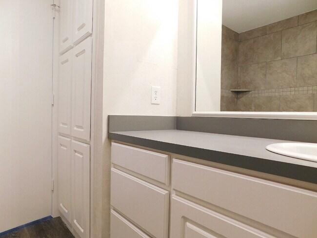 Building Photo - Spacious Home