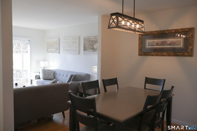 Building Photo - 25 W Silver St