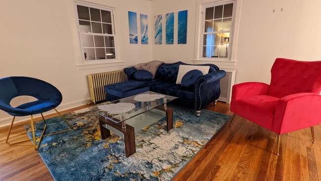 Building Photo - 3 Bedroom Home- Great Location in Darien