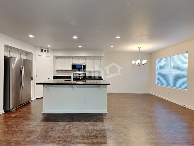 Building Photo - 518 W San Remo St