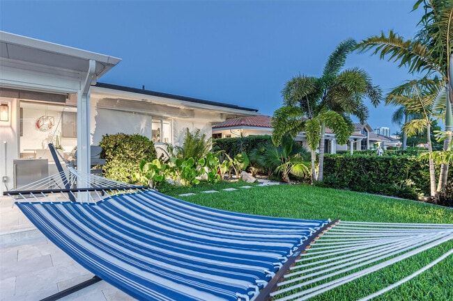 Building Photo - 2005 N Riverside Dr