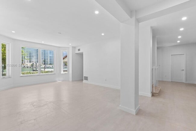 Building Photo - 5661 Pine Tree Dr