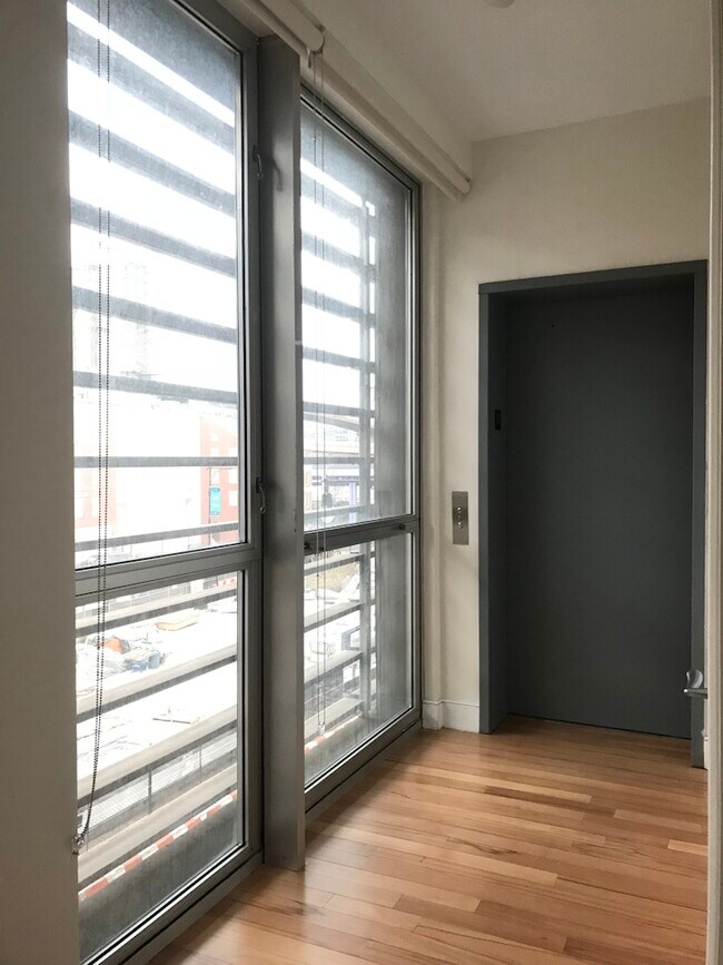 Building Photo - 138 Beekman St