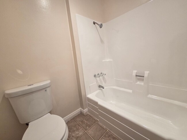 Building Photo - 3 Bedroom 2.5 Bath Town House