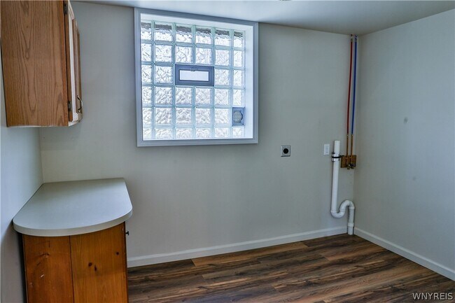 Building Photo - 21 Center St