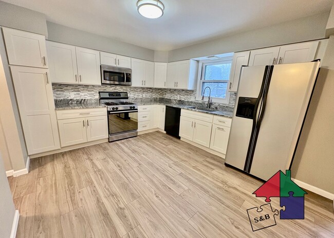 Building Photo - Modern 3 Bedroom 2.5 Bathroom Shelburne Apartment!