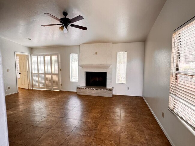 Building Photo - 1043 S Rose