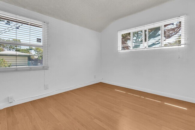 Building Photo - 1833 Lees Ave