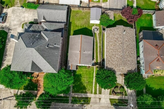 Building Photo - 704 Metairie Lawn Dr