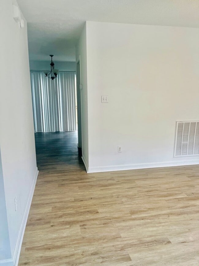 Building Photo - King George 3 Bedroom Townhouse