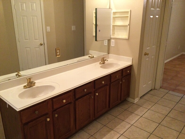 Building Photo - 2306 Valley Creek Dr