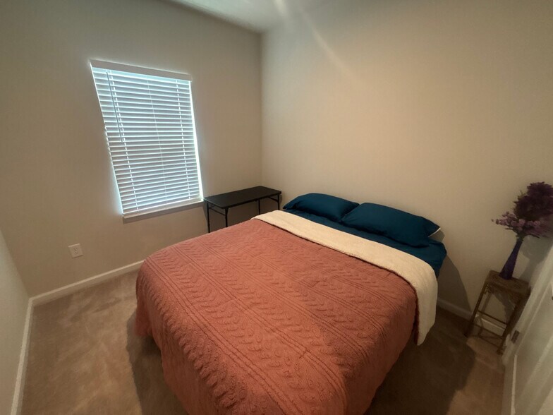 Building Photo - Room in Townhome on Poplar Leaf Way