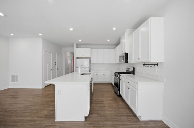 Building Photo - Chesapeake-Townhouse-Cardinal Meadows-3BR-2.5BA-1 Car Garage