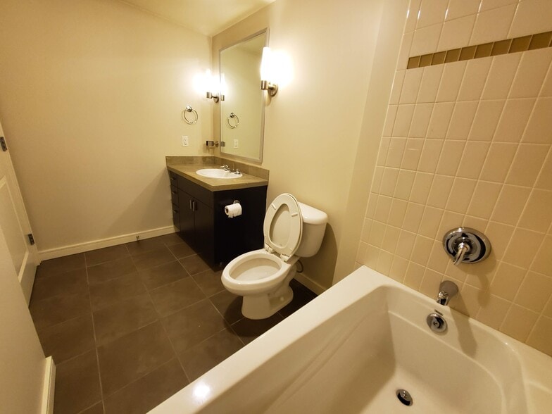 Shared bathroom - 819 Virginia St