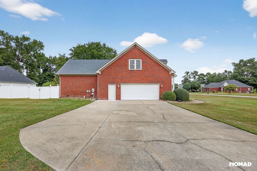 Building Photo - 401 Adler Ln