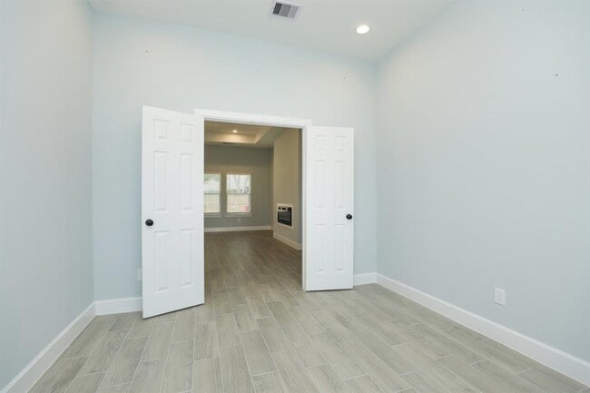 Building Photo - 322 S Amherst Dr