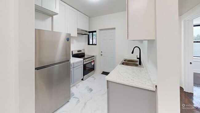 Primary Photo - 2401 E 75th St