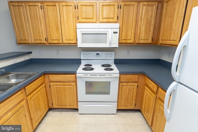 Building Photo - 3500 Sanibel Cir