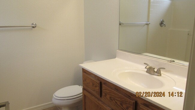 Building Photo - 3 bed 2 bath 2 car garage near high school