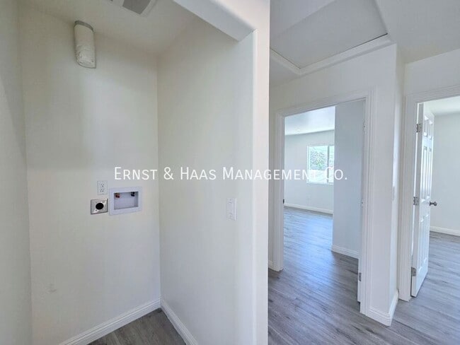 Building Photo - 1320 Lewis Ave